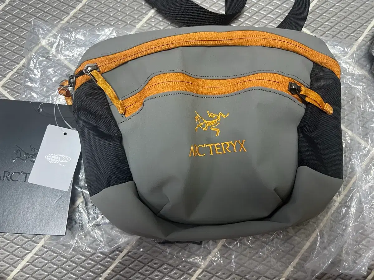 https://media.bunjang.co.kr/product/413978805_1_1781349615_w{res}.jpg